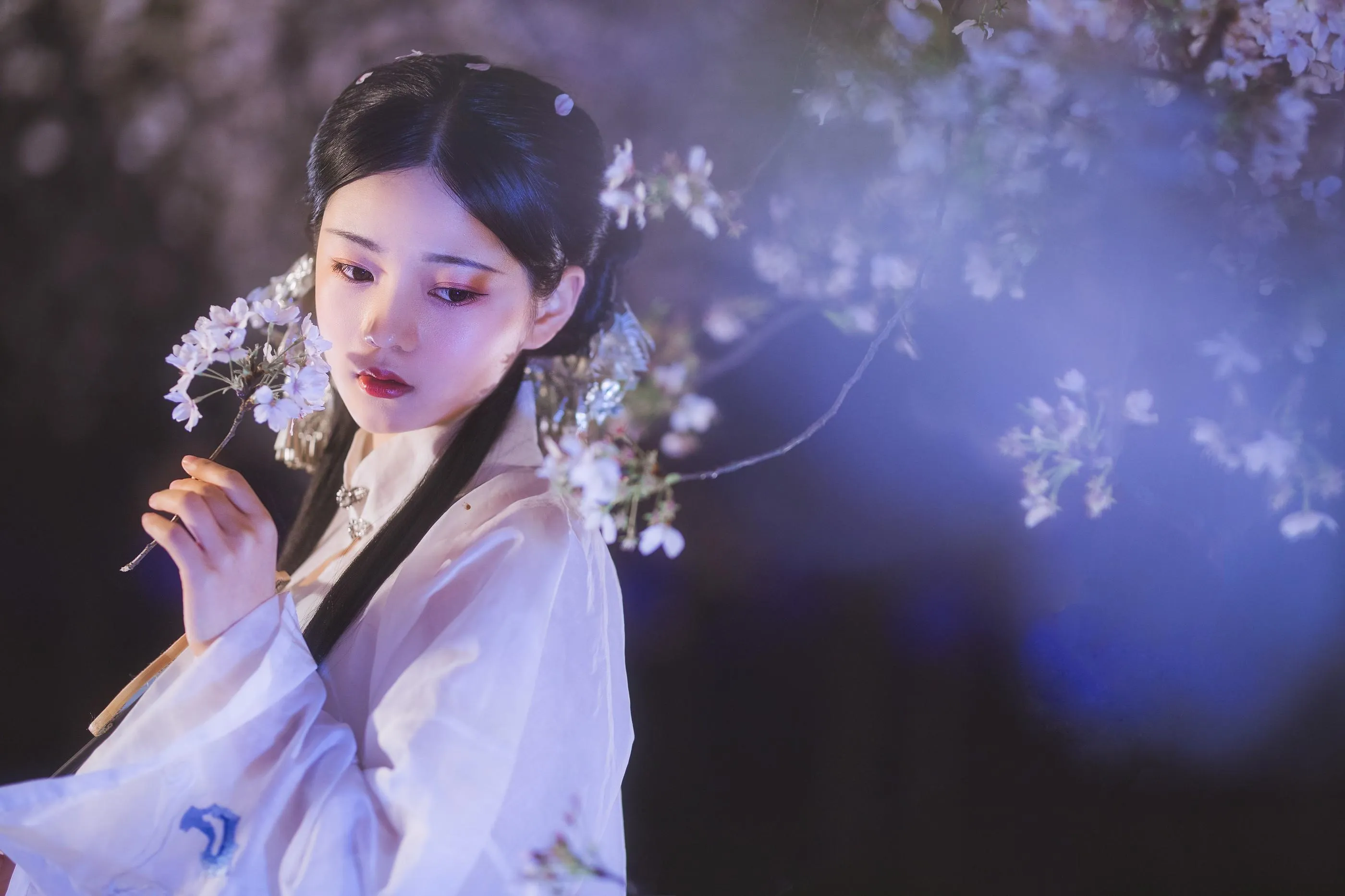 [艺图语] 2022.05.11 梦遣看花人 吴莹琨琨 [22P]插图1